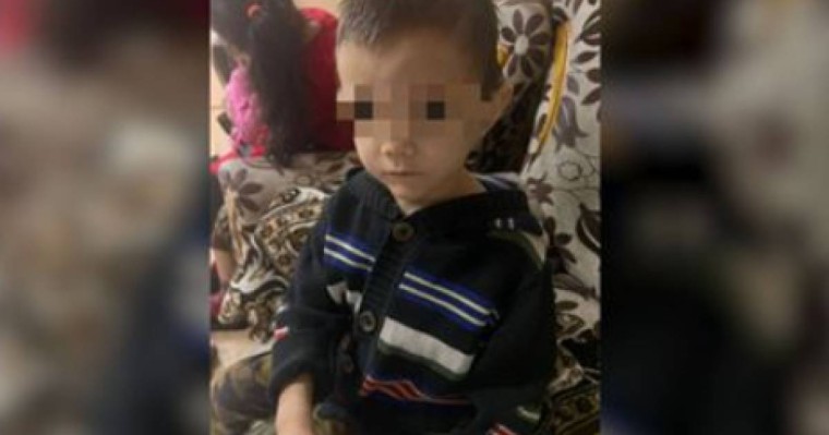 Көкшетауда бес жасар баланы аш күйінде байлауда ұстаған