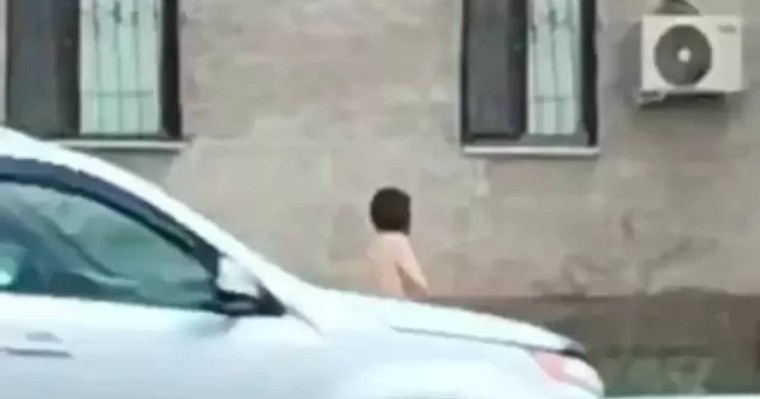 Қостанайда әйел адам көшеде тырдай жалаңаш жүгіріп жүрген