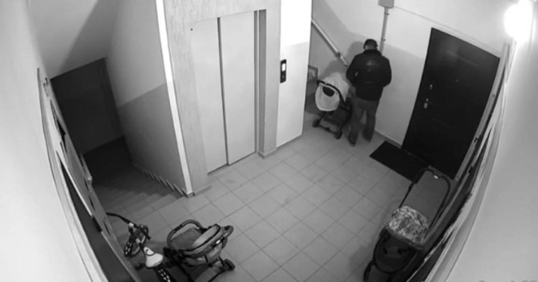 Тұрғын үй кіреберісінде балалар арбасына дәрет сындырған тұрғын ұсталды