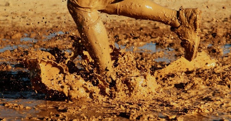 Ашуға булыққан алматылықтар шенеунікті батпақтың үстімен сүйреді