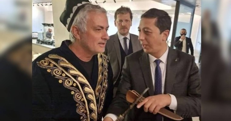Жозе Моуринью өзбек шапанын киді
