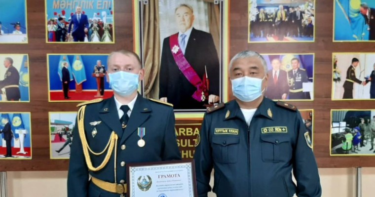 Шымкентте қызды зорламақ болған екеуді ұрып жыққан жігіт марапатталды