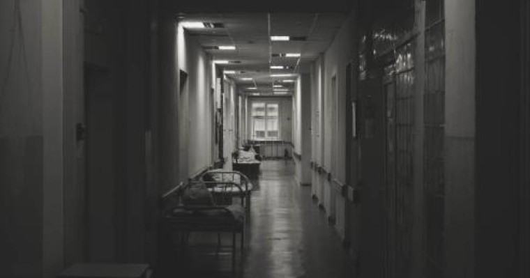 "Ішім лапылдап өртеніп жатыр". Танымал әншінің анасы өмірден озды