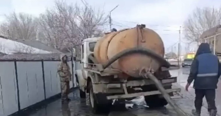 Ұлытау облысының орталығында қар суы арнайы техникамен шығарылуда