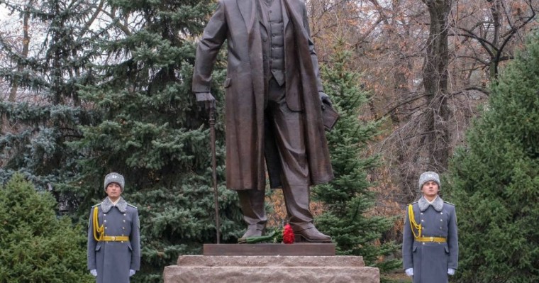 Қасым-Жомарт Тоқаев Алматыда Ахмет Байтұрсынұлына арналған ескерткішті ашты