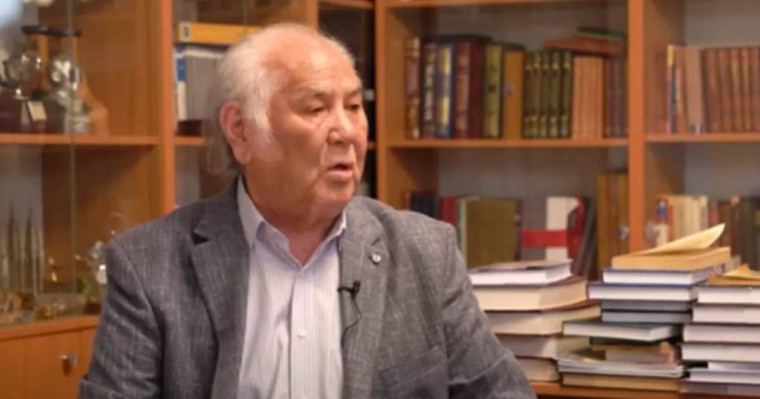 "Біз су ішсек су, у ішсек у ішесің" дедім": Дулат Исабеков немересін неліктен шетелге жібермей қойғанын айтты