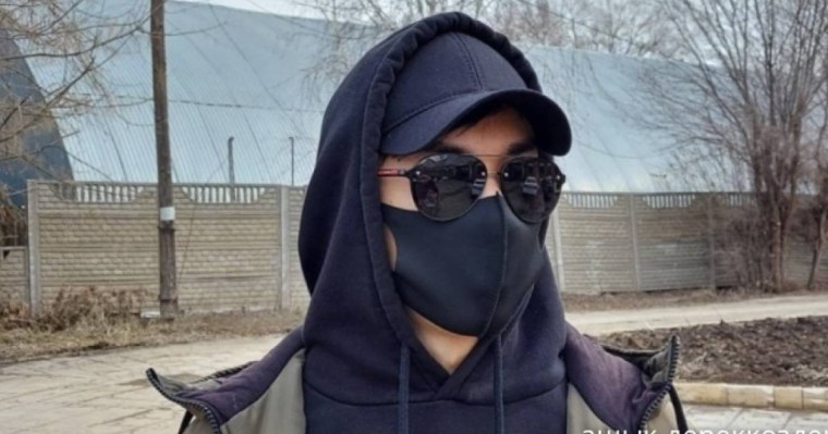 Қара бетперде таққан жігіт ата-анасымен сөйлесуден басқа арманы жоқ 11 жастағы қызға үміт сыйлады