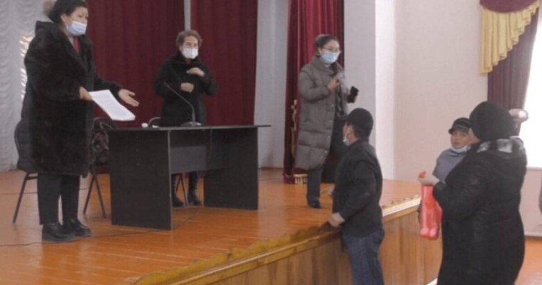 Қызылорда облысында екпеге қарсы әйел дәрігерлерге жұмыртқа лақтырды (ВИДЕО)