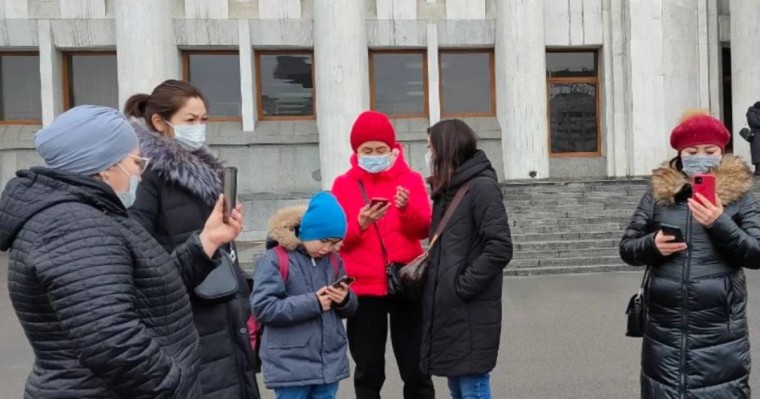 Бір топ әйел Ермахан Ибраимовтан көп балалы аналар туралы айтқанын түсіндіруді талап етті