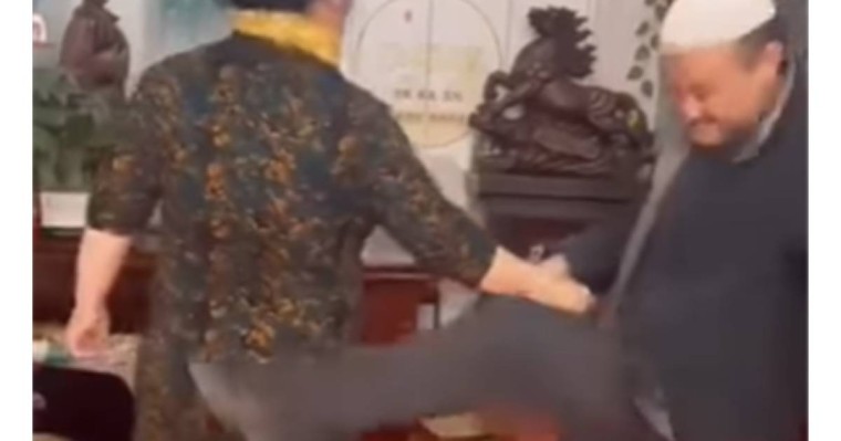 "Грыжамен ауыратындарыңыз бар ма?": Желіде жамбасынан теуіп емдейтін емшінің видеосы тарады