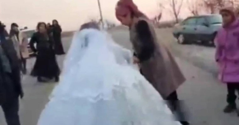 Қалың малы төленбегені үшін қызын тойдан сүйреп алып кетті (видео)
