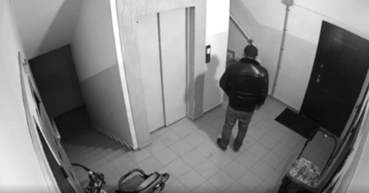 Алматыда подъезде тұрған бесік арбаға дәрет сындырған азамат видеоға түсіп қалды