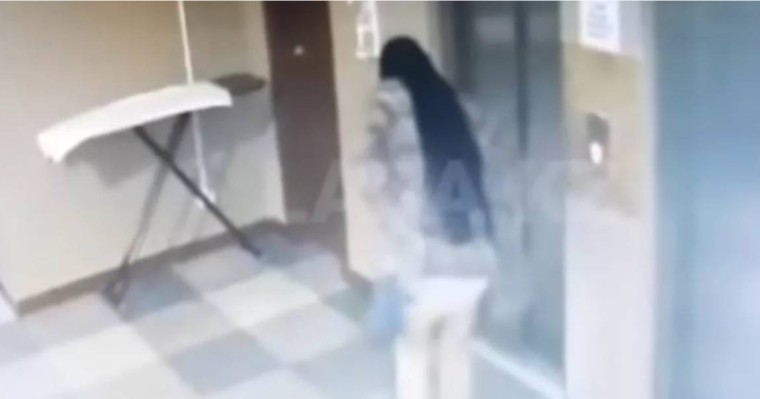 Ақтаудағы қонақ үйдің дәлізі дәретханаға айналды (ВИДЕО)