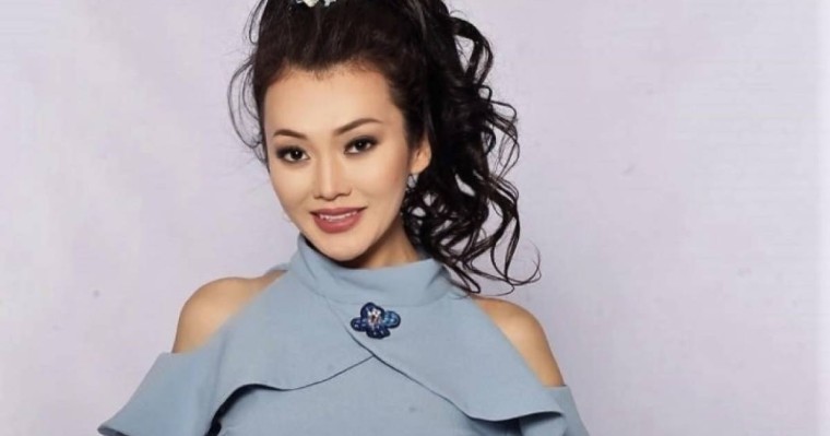 "Стилист емес, "сварщик" тіккен": Ерке Есмаханның мюзикл-шоуға киген көйлегі сынға ұшырады (фото)