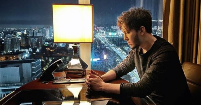 "Бәріне бірдей көмек қолын соза алмайтынымыз өкінішті": Димаш Құдайберген соғыс жайлы жазба арнады