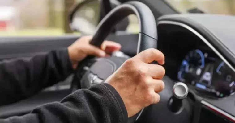 Алматыда агрессивті жолаушы такси жүргізушісін боқтап, шапалақпен бір салды (ВИДЕО)