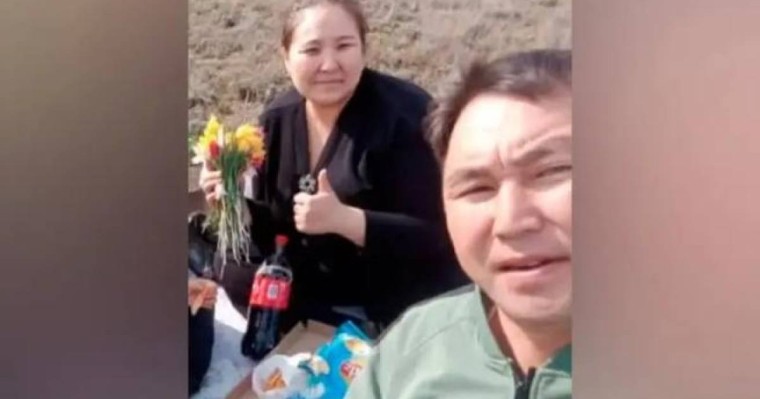 Ақтөбеде қызғалдақ ұстап фотоға түскен ауыл әкімінің ісін комиссия тексеріп жатыр   