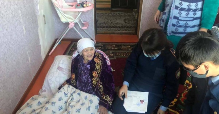 Созақ ауданының тұрғынына 101 жаста жаңа жеке куәлік жасалды
