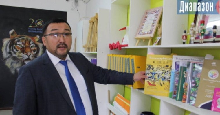 Жертөледе жұмыс істейтін мектеп директоры кабинетін оқушыларға берген