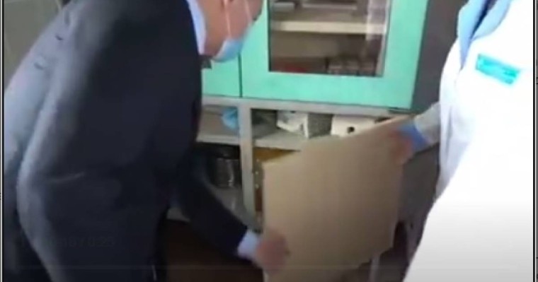 ШҚО-да ауруханадағы шкаф есігі Даниял Ахметовтың көзінше құлап қалды (видео)