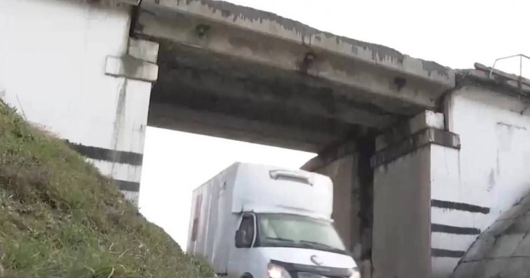 Түркістан облысында көпірдің бір бөлігі опырылып түсті: ҚТЖ компаниясына айыппұл салынды