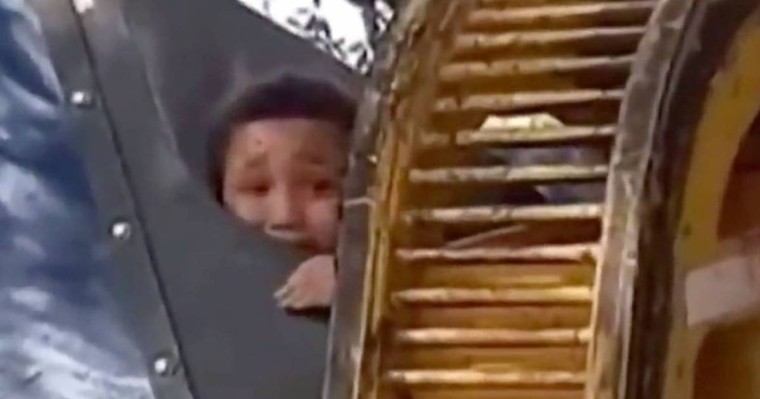 7 жасар бала тығыламын деп қоқыс бөлшектегіштің ішіне құлап кеткен