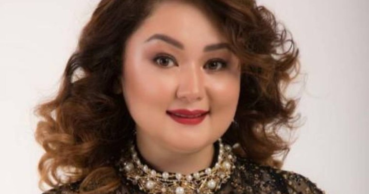 «Гүл бергендермен ғана суретке түсіп, балалардың аузына түкірді»: Роза Әлқожадан көңілі қалған көрермен ренішін жеткіздіІ