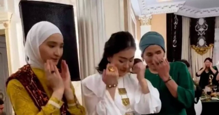 "Италиялық сақина, бренд сөмке": Төреғалидің анасы жаңа құдаларына шетелден киіт кигізді (видео)