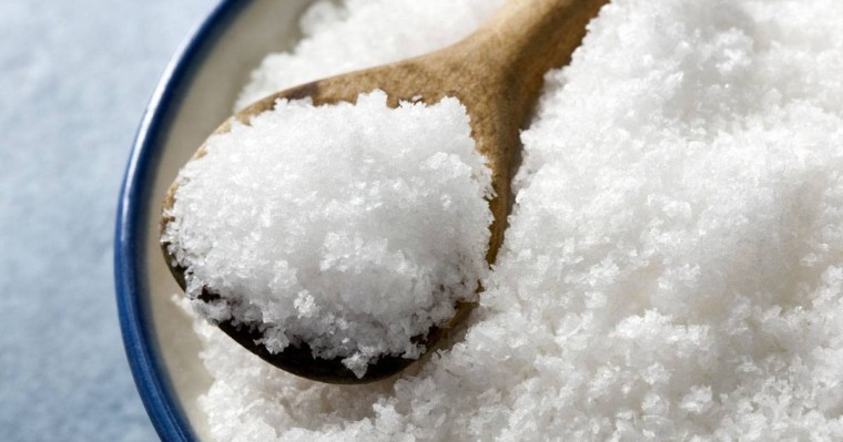 Таразда түсірілген видео: Кейіпкер үйіне тұз үйіп, қарғыс айтады