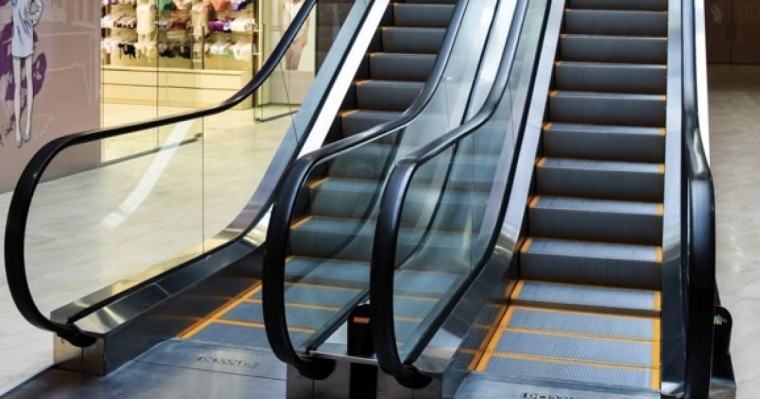 Ақтауда сауда орталығындағы эскалаторға мінген 7 жасар қыз саусағынан айырылды