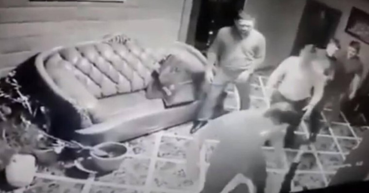 Жаңа жыл қарсаңында Өскемендегі мейрамханада төбелескен бір топ шенеуніктің видеосы жарияланды