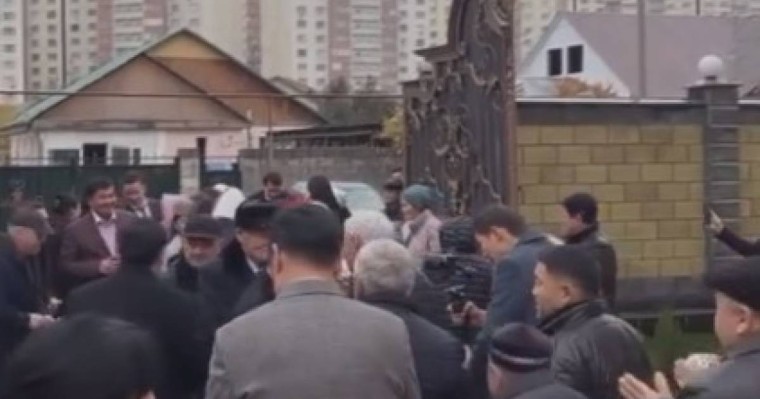 Төреғали Төреәлінің кенже қарындасына сырға салды (ВИДЕО)