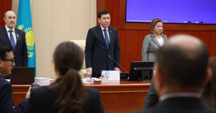 Мәжіліс депутаттары жұмысын бір минут үнсіздікпен бастады