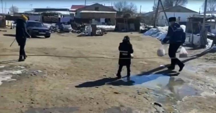 Полицейлер қолында бала мен ауыр жүгі бар әйелді үйіне жеткізді
