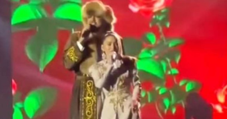 Филипп Киркоров қазақтың шапанын киіп, Индира Елемеспен бірге ән салды