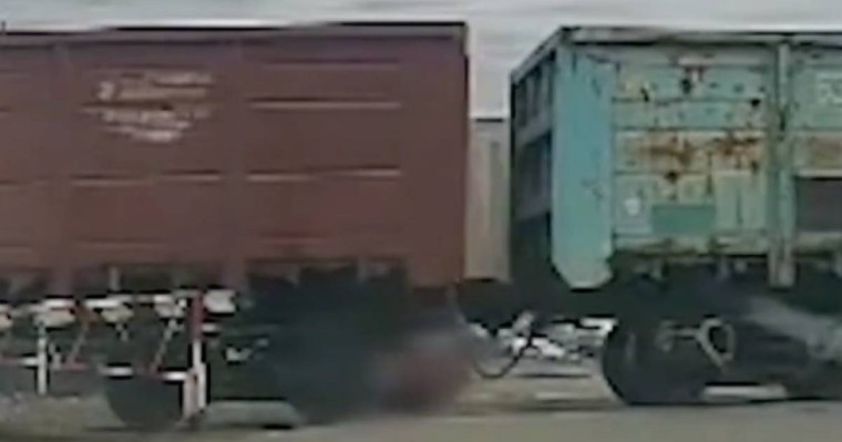 Семейде әйел адамды жүк пойызы басып кетті (ВИДЕО)  