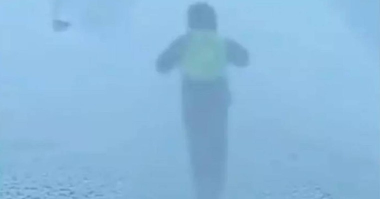 Боранда көліктерге жүгіріп жүріп жол көрсеткен полицей желі қаһарманына айналды