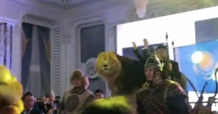 Шымкентте тойхана ортасына арыстанды алып кіргендер көпшілік сынына қалды