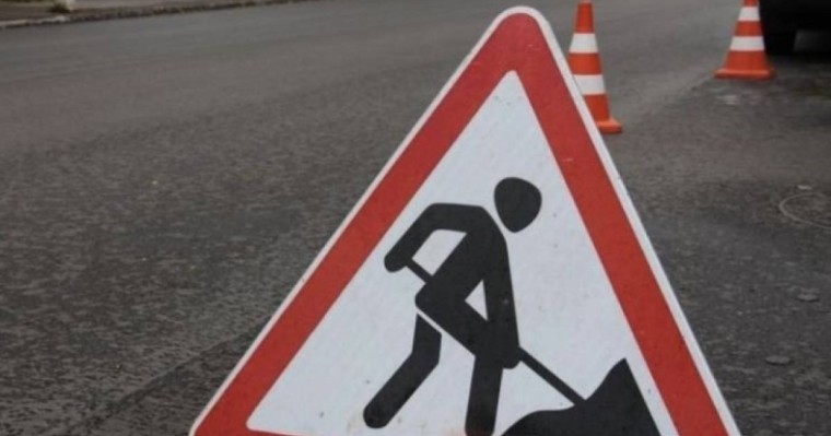 “Әкімді күте алмадық”. Атырауда халық жолдарды өздері жөндеуге кірісті