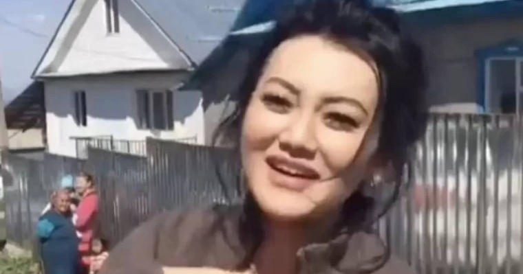 «Райм бастауыш бітірген жыл»: Ерке Есмаханның есекке мініп, ауылда жүрген видеосы тарады