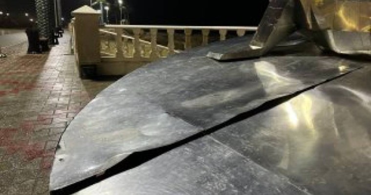 Ақтауда вандалдар итбалықтың мүсінін қиратты