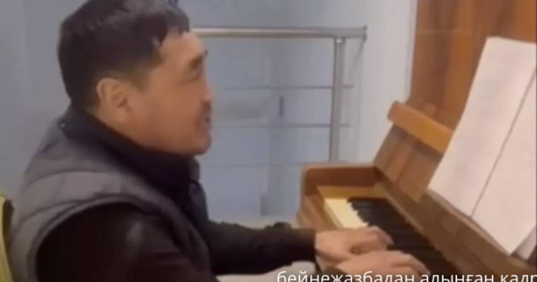 «Орны сахнада»: қара жұмыспен нәпақа тауып жүрген ер адам өнерімен жұрттың жүрегін жаулады (видео)