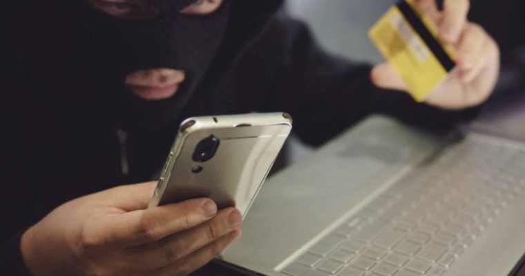 Банк қызметкері қазақстандықтарды 35 миллион тенгеге алдап кеткен