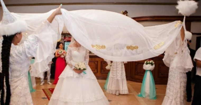 Жас жұбайларға қымбат кілем, алтын-күміс, ыдыс-аяқ әперудің керегі бар ма?