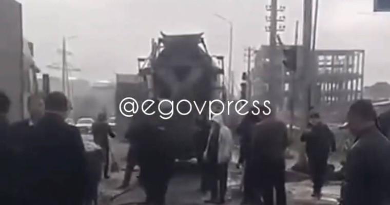 Сарыағаш қаласының халқы жолдарды өздері жөндеп жатыр (видео)