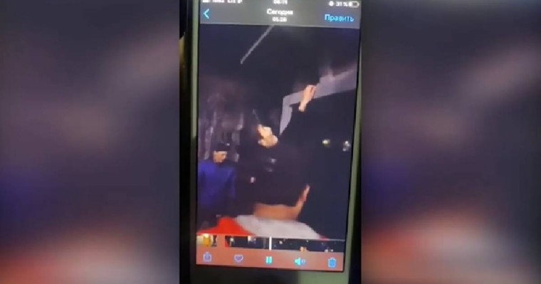 Шымкентте екі жігіт аялдама әйнегін сындырған (видео)