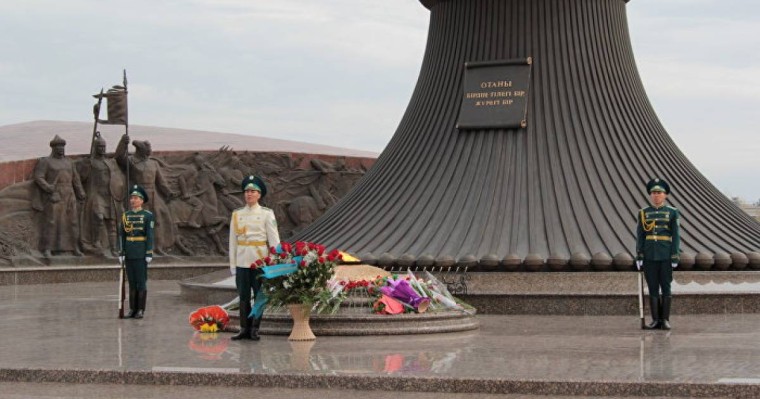 Нұр-Сұлтанда Ресей елшісі гүл шоқтарын қою рәсіміне қатысты