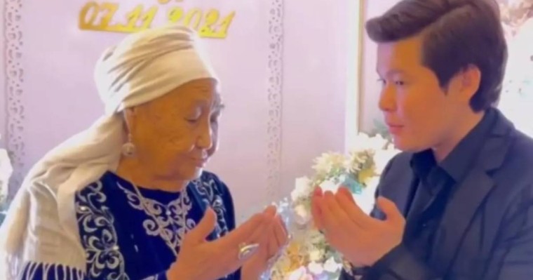 "Жол апатына түскенде тілеуіңді тіледім": Ернар Айдарға бата берген қарт әжеге ел сүйсінді (видео)