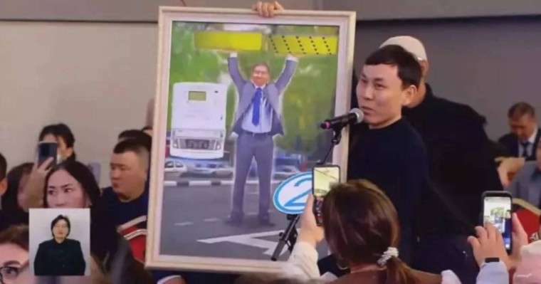 "Сен мен үшін жеккөрінішті болдың": Алматы әкімі өзіне портрет сыйлаған жігіттен кешірім сұрады