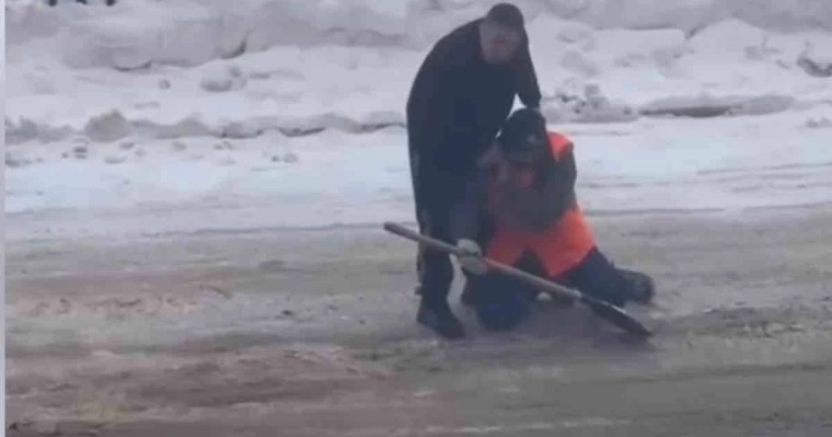 Астанада аула сыпырушыға күш көрсетіп, тізерлетіп кешірім сұратқан ер адам қамауға алынды